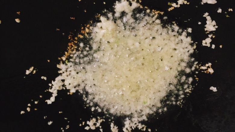 蚝油西兰花,锅中放油烧热爆香蒜蓉