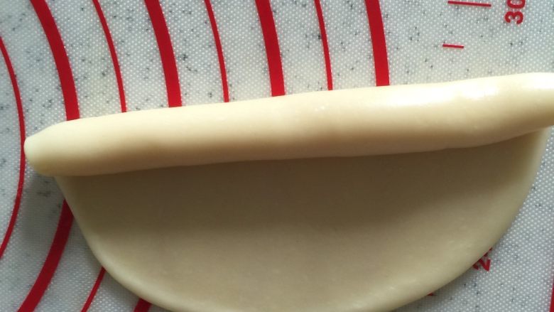 莲蓉蛋黄酥&杂花酥(黄油版),卷起来,静置松弛20分钟。全程保鲜膜覆盖。