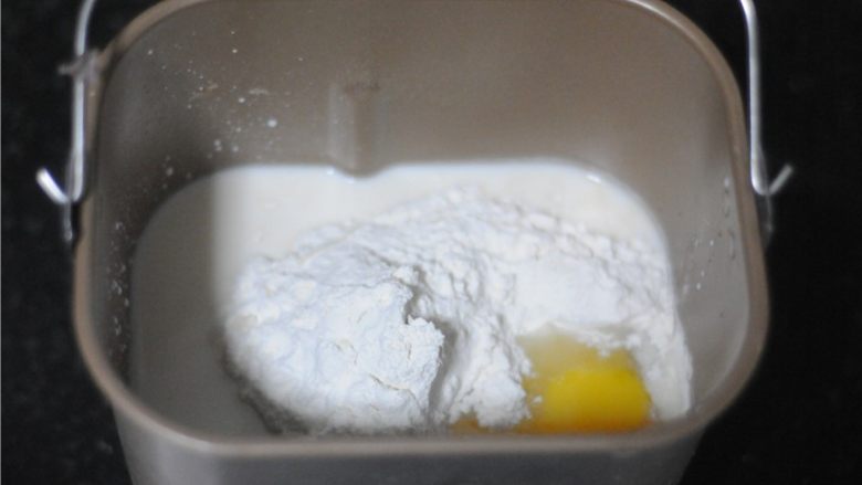 无黄油版超柔软的奶油土司,将中种面团里所有的食材放入面包桶,设置两个揉面程序,20分钟后将面团揉好,放入一个大容器里,盖上保鲜膜放入冰箱冷藏发酵一晚上
