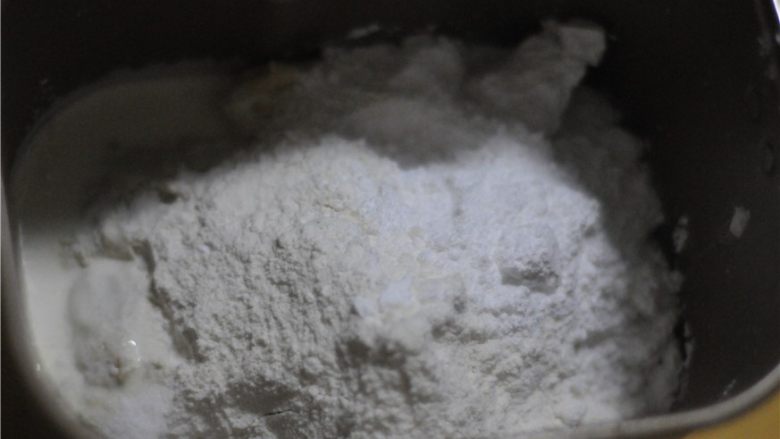 无黄油版超柔软的奶油土司,主面团里面的食材一起放进去,将面团发酵好