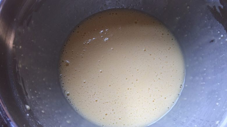 苹萝蛋糕,筛入低粉,搅拌均匀至无粉粒