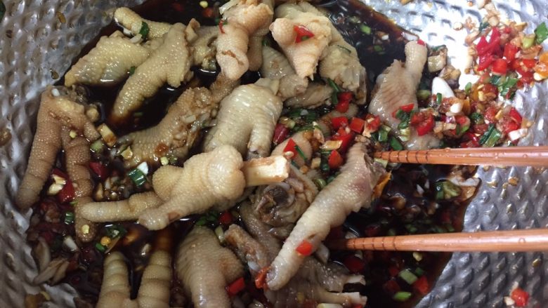 酸辣鸡脚,加入鸡脚拌匀,多翻拌一会。
