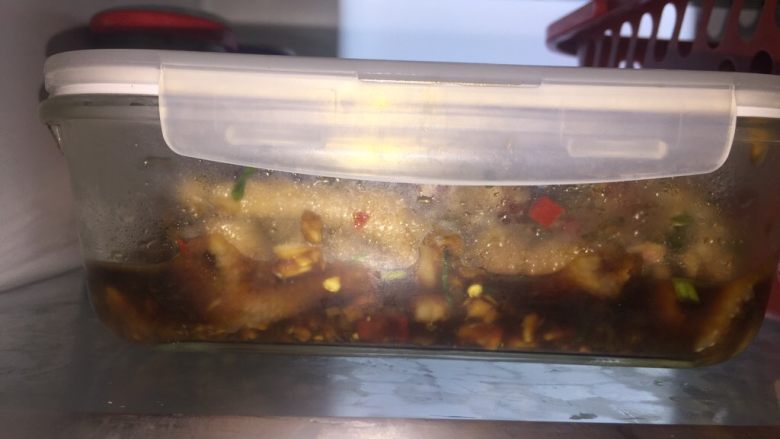 酸辣鸡脚,盖上密封盖子入冰箱冷藏一夜,中途可拿出来倒在盆里翻拌几次,这样鸡脚更入味,也可以多放醋和生抽加适量冷开水让汤汁没过鸡脚。