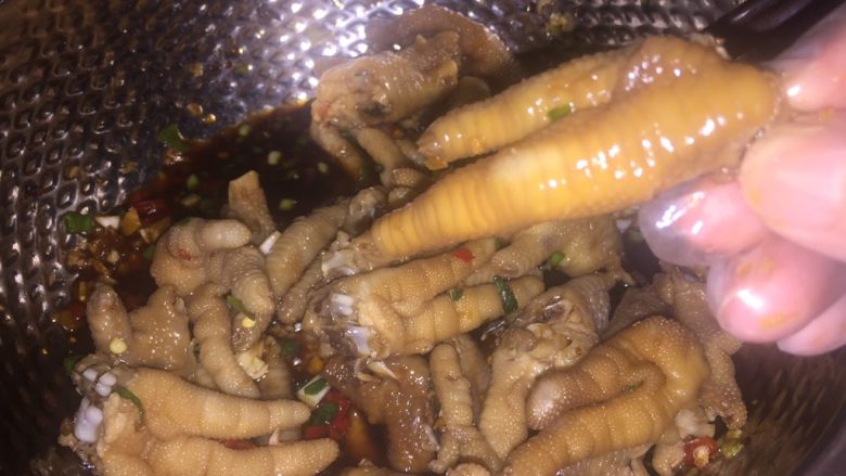 酸辣鸡脚,还没有完全入味,我和儿子看电视就差不多干完了。