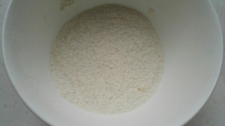 芝麻玉米面白糖饼,白糖倒碗中,倒入适量面粉拌匀。