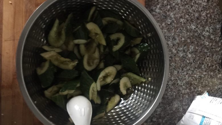 酱黄瓜🥒,               将黄瓜拌至淡黄色