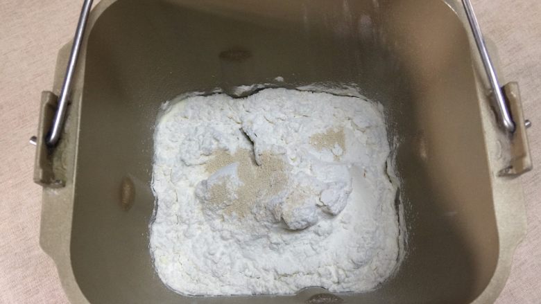 亲密的米奇和米妮,主料中全部材料放进面包桶内,运行2个IMIX程序