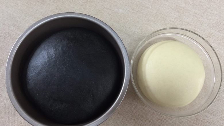 亲密的米奇和米妮,一小时后,面团发酵到2倍大左右