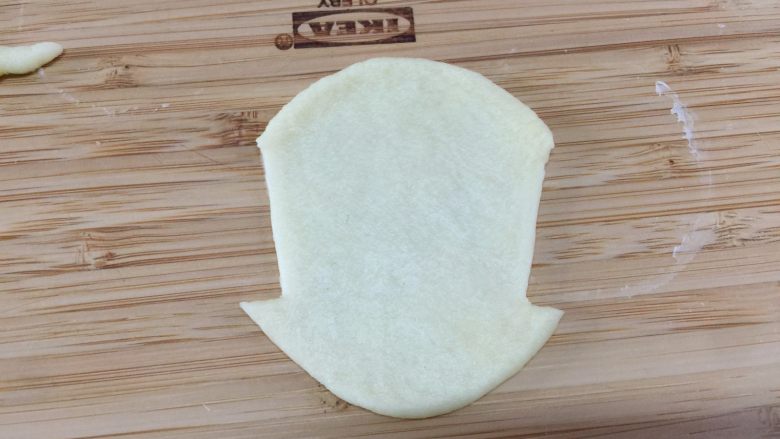 亲密的米奇和米妮,用小刀切出面部的雏形,如图