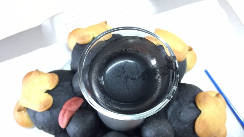 亲密的米奇和米妮,出炉后,彻底凉透,用竹炭粉加一点点水准备画眼睛和嘴巴