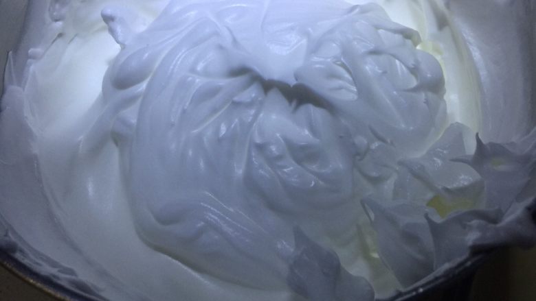 戚风蛋糕,这个是厨师机打发 一个6寸一个8寸一个10寸 蛋清的量和状态