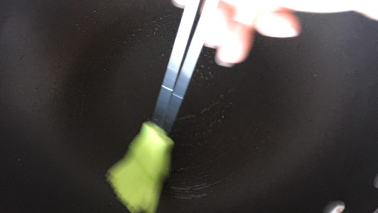 可丽饼,不粘锅或平底锅小火预热,刷上薄薄一层玉米油。