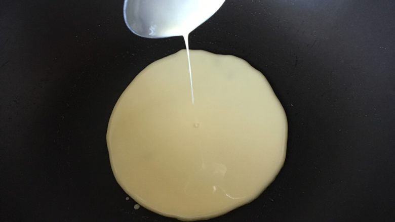 可丽饼,倒入面糊后,晃动锅子让面糊往边缘流动,使饼皮成圆形。