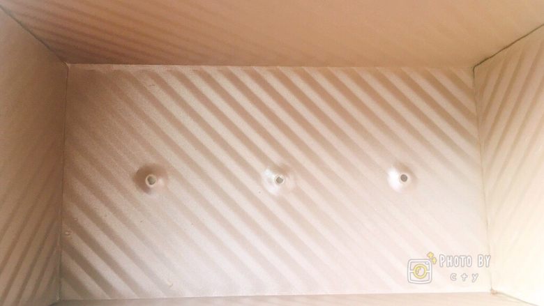有颜又柔软的蔓越莓吐司,将吐司模底部和四周涂抹上一层薄薄的黄油,放入冷藏室备用。