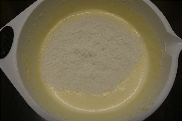 南瓜仁全蛋海绵蛋糕,分三次加进面粉,用橡皮刀侧面接触蛋糊,上下抄底翻拌匀速的搅拌蛋液