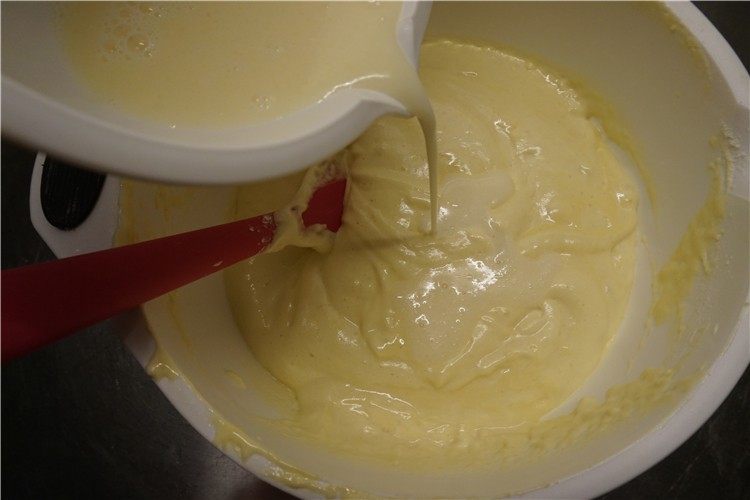 南瓜仁全蛋海绵蛋糕,乳化的液体不是一下子倒进面糊里,而是顺着橡皮刀撒在面糊周围,翻拌均匀