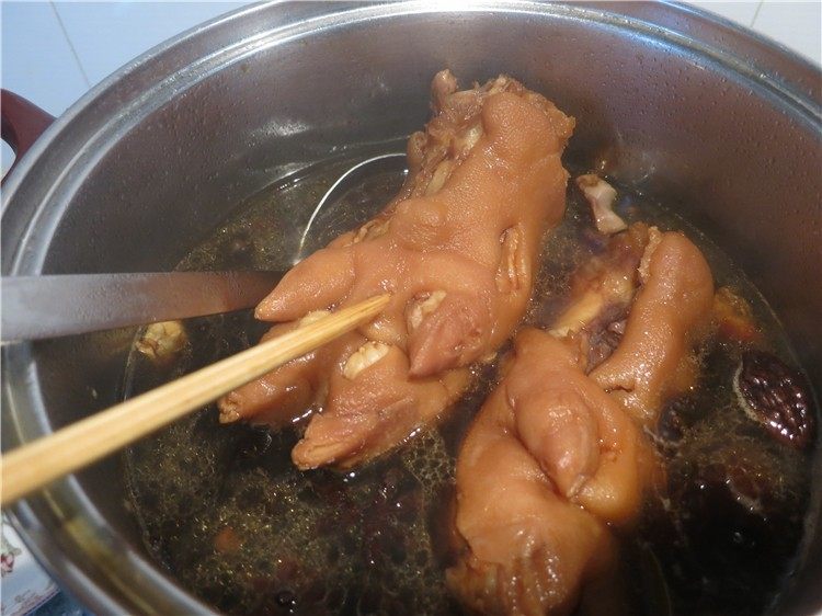 软糯香吃一口好满足--卤水猪蹄,继续煮到一根筷子轻戳即透即可关火