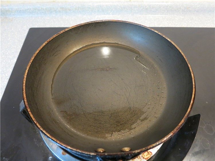 蒜蓉生蚝烤烤更美味,锅烧热放入适量的<a style='color:red;display:inline-block;' href='/shicai/ 857'>植物油</a>,此时预热烤箱上下火200度