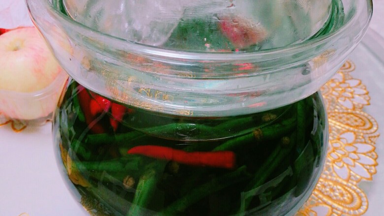 懒人酸豆角做法,泡菜水晾凉之后倒进准备睡觉的泡菜坛，加入酸豆角和几个朝天椒！水要完全掩盖住豆角，最后倒入高度酒！将泡菜坛子盖上盖，边沿加水密封！如果不是这样的泡菜坛，就直接密封放置在阴凉处等待！过3-5天就可以用无水无油的筷子夹起来烹制！超级简单吧！动起来～还可以加入其他洗干净晾干的菜！如胡萝卜，包菜，萝卜，青红椒！