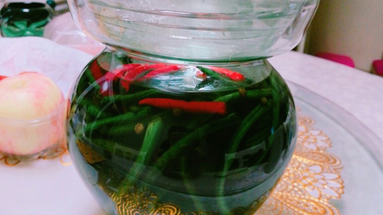 懒人酸豆角做法,如果泡菜水起花，用小勺舀起来，加点高度酒和盐进去！操作泡菜一定要用无水无油的筷子或器皿！加进去的菜也必须是晾干水份的！