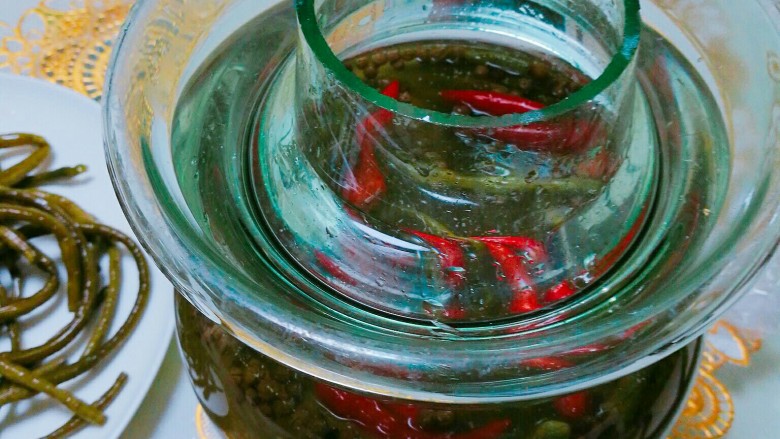 懒人酸豆角做法,好香呢！花椒多少根据自己的口味！我加了一小把，闻起来有花椒味，吃起来不会麻！