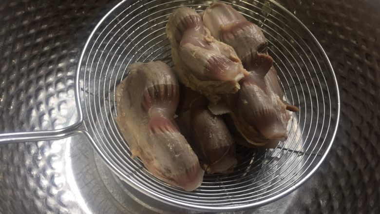 凉拌鸭胗(酸辣味),准备一盆冷开水,鸭胗从热锅里捞出放进冷开水里,冷却一会洗净捞出控干水份。