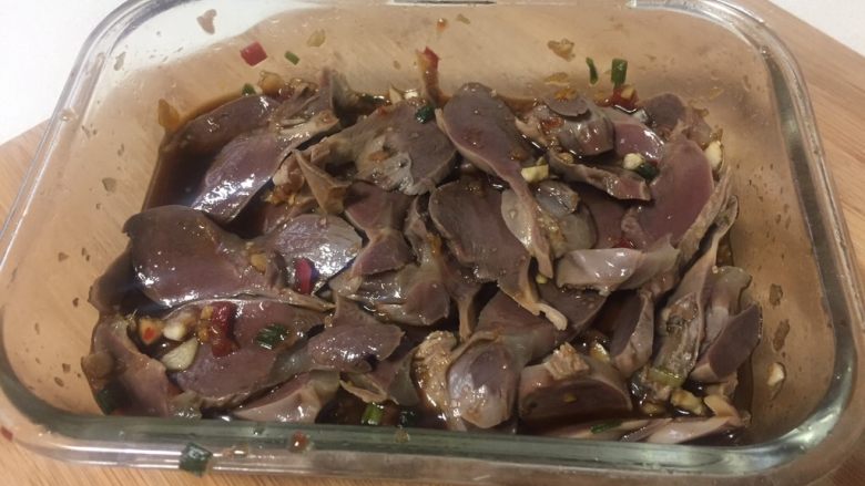 凉拌鸭胗(酸辣味),放进乐扣盒子里,让料汁浸泡鸭胗,中途可以翻拌几次。