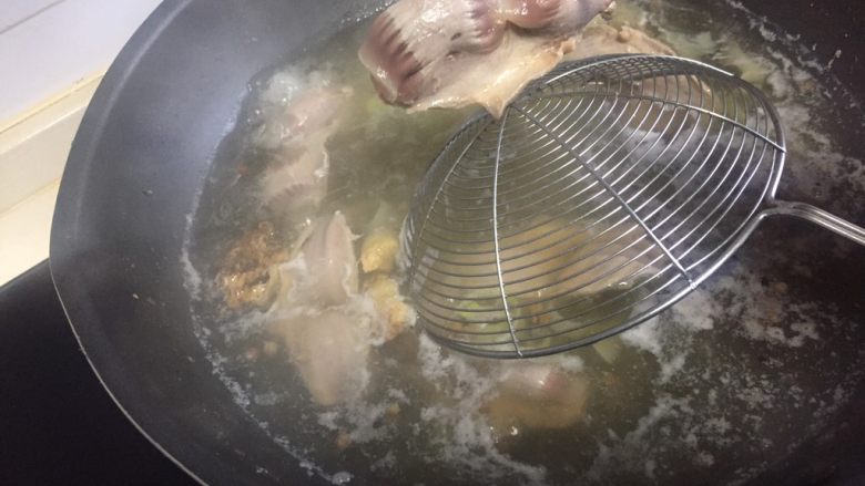 凉拌鸭胗(酸辣味),判断是否熟了、拿根筷子戳一下,戳的进说明熟了。