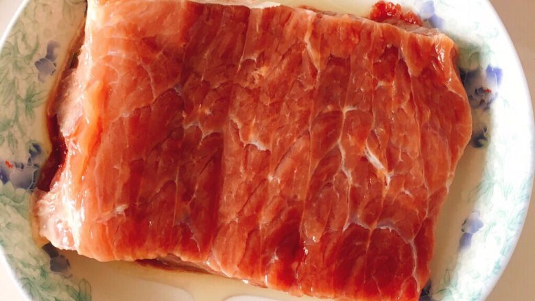 酱香牛肉,先用冷水冲洗干净,放入盘中