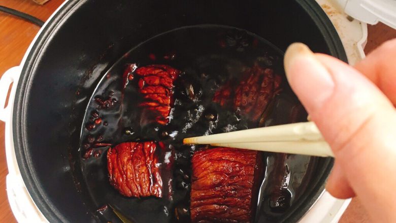 酱香牛肉,煮至15分钟左右,你就能闻到浓浓的香味了,打开盖子,用筷子翻转一下,目的是让牛肉熟透更加均匀