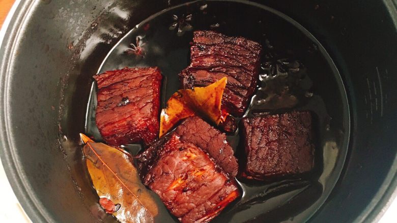 酱香牛肉,差不多45分钟过去了(看看流口水了有没有^_^)建议出锅前先尝尝味道和口感,如果不够烂就再煮10分钟,如果味道太咸,那就再放些糖煮10分钟。万事俱备后,熄火,浸泡3~5小时,然后就可以切片装盘啦。