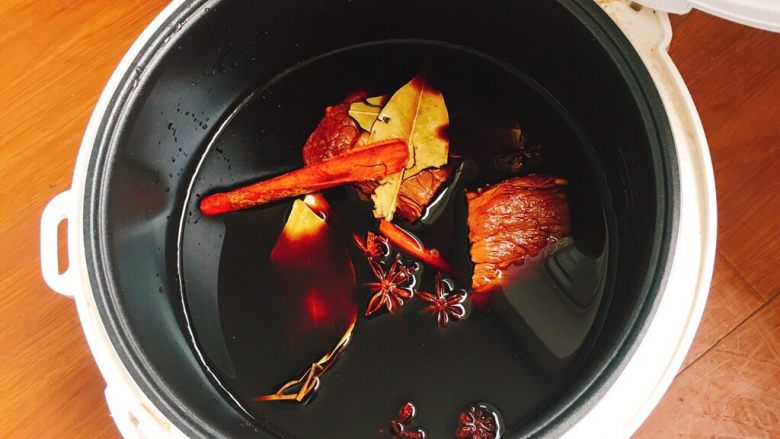 酱香牛肉,放入电饭煲中,按下煮饭键焖煮30-45分钟,等待的过程中听两首音乐吧