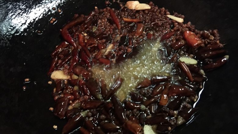 爆炒花蛤,中火炒料，蒜，干海椒，<a style='color:red;display:inline-block;' href='/shicai/ 700'>花椒</a>，<a style='color:red;display:inline-block;' href='/shicai/ 11801'>郫县豆瓣</a>一起放入，炒香