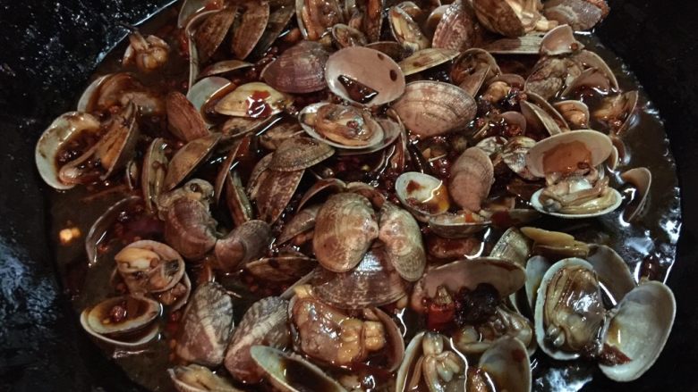 爆炒花蛤,放入花蛤，<a style='color:red;display:inline-block;' href='/shicai/ 718'>料酒</a>，<a style='color:red;display:inline-block;' href='/shicai/ 692'>酱油</a>，加入开水，大火煮十分钟