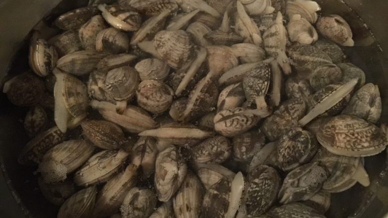 爆炒花蛤,<a style='color:red;display:inline-block;' href='/shicai/ 1816'>花蛤</a>淡盐水中泡一个小时，过开水，让<a style='color:red;display:inline-block;' href='/shicai/ 1816'>花蛤</a>全部张开