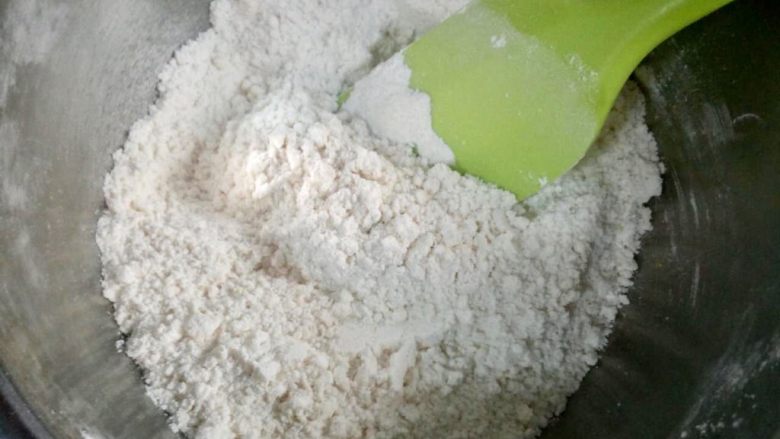 蔓越莓司康,用橡皮刮刀翻拌均匀,不要有大块的黄油,要让黄油和面粉充分混合。