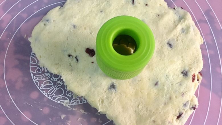 蔓越莓司康,我就是带着手套把面团压成片,没有擀,厚度要将近两厘米,不能太薄,不然没有质感,用模具刻出形状。