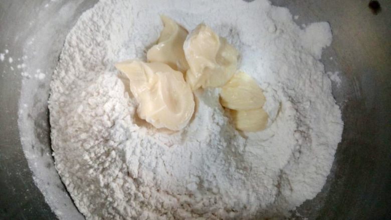 蔓越莓司康,放入软化好的黄油,我的是发酵黄油,如果没有,用普通的无盐黄油就行。