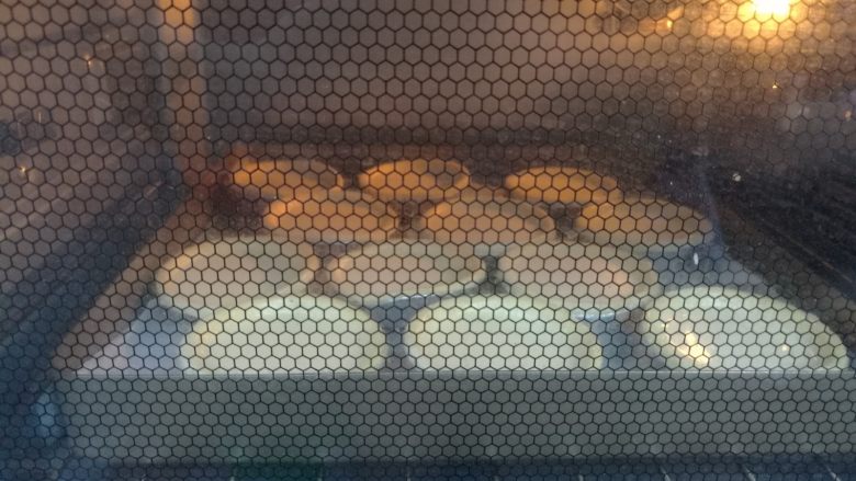 原味蛋挞,送入预热好的烤箱,上下火220度焙烤20分钟。