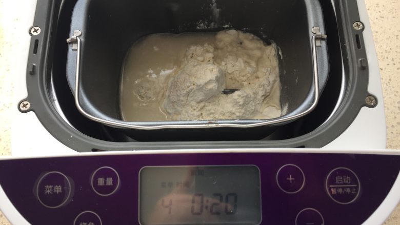 普雷结,所有原料倒入面包机中。(原料中的烧碱是最后泡面团用的。)