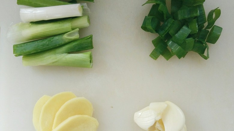 糖醋带鱼,将葱白切段，葱叶切小块，姜切片，蒜两瓣备用。