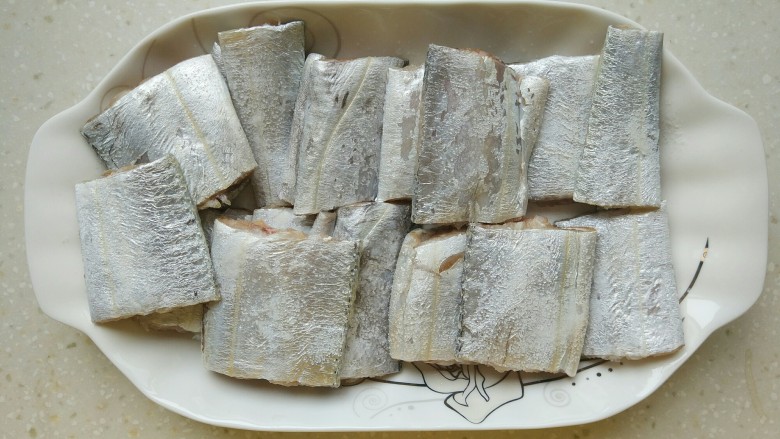 糖醋带鱼,将<a style='color:red;display:inline-block;' href='/shicai/ 386'>带鱼</a>收拾干净，切成小段，并控干水分，摆入盘中。