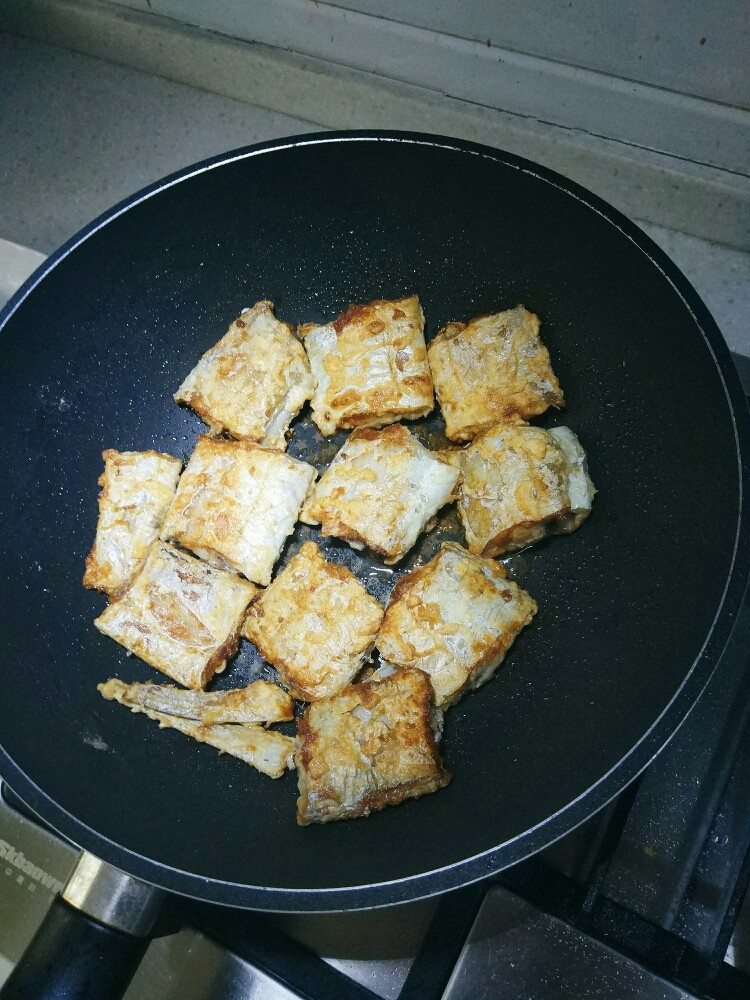 糖醋带鱼,带鱼煎制到两面金黄色。