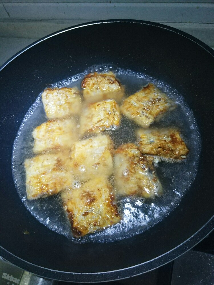 糖醋带鱼,加入清水，没过鱼。