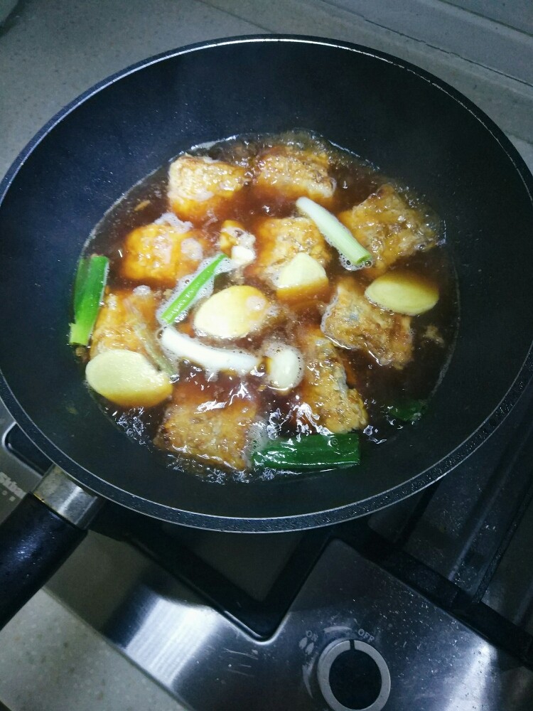 糖醋带鱼,加入<a style='color:red;display:inline-block;' href='/shicai/ 718'>料酒</a>1匙，<a style='color:red;display:inline-block;' href='/shicai/ 692'>酱油</a>3匙，醋1匙，<a style='color:red;display:inline-block;' href='/shicai/ 10588'>糖</a>1匙，因为带鱼已经腌制过，盐根据情况适量加入，根据个人喜好，酸甜的口味也可适当调整。