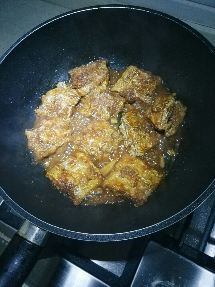 糖醋带鱼,小火炖十分钟，留少许汤汁，关火。