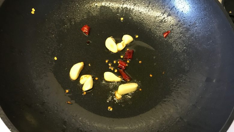 三杯鸡,烧热2汤匙油,炒香姜片、蒜粒、辣椒