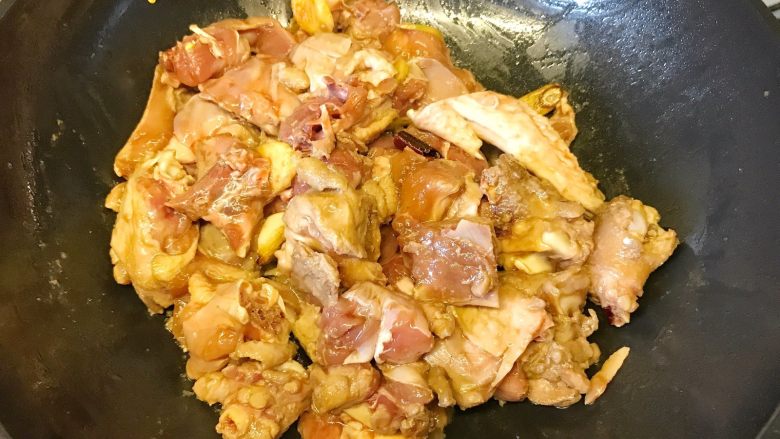 三杯鸡,鸡块炒至断生,鸡肉表面肉色变白~