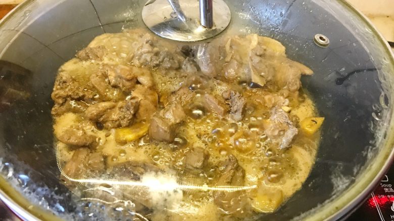三杯鸡,改小火焖煮20分钟,煮至汤汁近干。