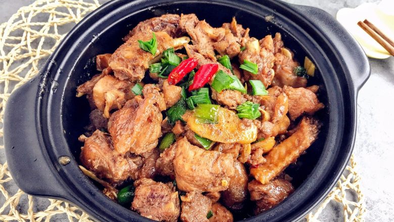 三杯鸡,这道菜看起来色泽酱红,令人食欲大开~